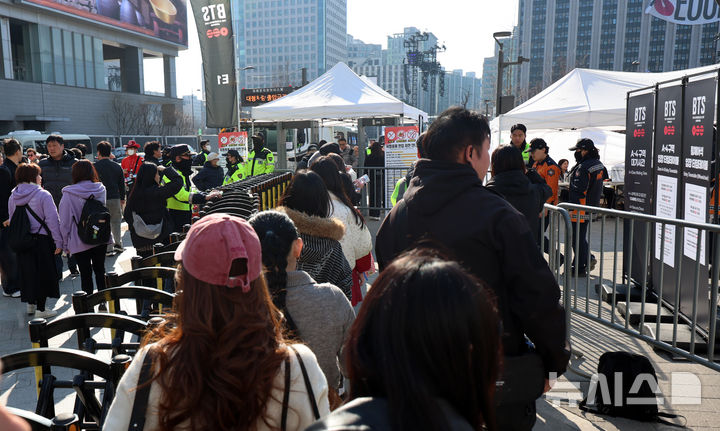 [서울=뉴시스] 조성우 기자 = 방탄소년단(BTS) 컴백 공연 당일인 21일 서울 종로구 광화문광장에서 팬들이 입장하며 검색대를 지나고 있다. 2026.03.21. xconfind@newsis.com