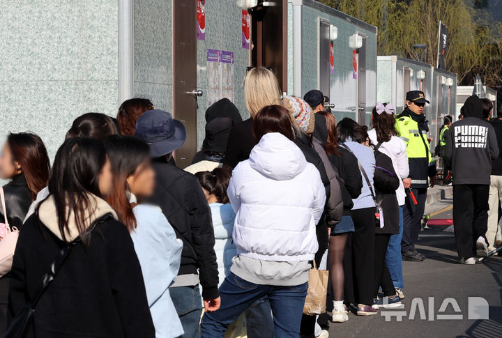 [서울=뉴시스] 조성우 기자 = 방탄소년단(BTS) 컴백 공연 당일인 21일 서울 종로구 광화문광장 인근 이동식 화장실 앞에서 시민들이 줄을 서 있다. 2026.03.21. xconfind@newsis.com