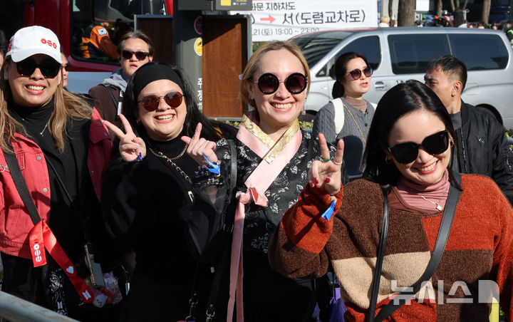 [서울=뉴시스] 조성우 기자 = 방탄소년단(BTS) 컴백 공연 당일인 21일 서울 종로구 광화문광장에서 팬들이 입장하고 있다. 2026.03.21. xconfind@newsis.com