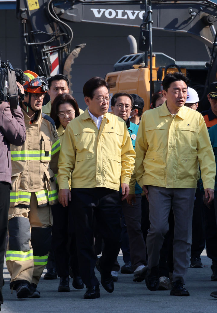 [서울=뉴시스] 이재명 대통령이 21일 대전 대덕구에서 발생한 안전공업 화재 현장을 찾아 피해 상황을 점검하고 있다. (사진=청와대 제공) 2026.03.21. photo@newsis.com *재판매 및 DB 금지