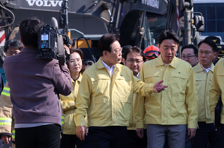 [서울=뉴시스] 이재명 대통령이 21일 대전 대덕구에서 발생한 안전공업 화재 현장을 찾아 피해 상황을 점검하고 있다. (사진=청와대 제공) 2026.03.21. photo@newsis.com *재판매 및 DB 금지