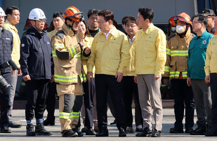 [서울=뉴시스] 이재명 대통령이 21일 대전 대덕구에서 발생한 안전공업 화재 현장을 찾아 피해 상황을 점검하고 있다. (사진=청와대 제공) 2026.03.21. photo@newsis.com *재판매 및 DB 금지