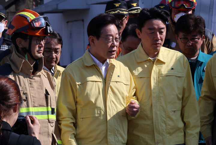 [서울=뉴시스] 이재명 대통령이 21일 대전 대덕구에서 발생한 안전공업 화재 현장을 찾아 피해 상황을 점검하고 있다. (사진=청와대 제공) 2026.03.21. photo@newsis.com *재판매 및 DB 금지