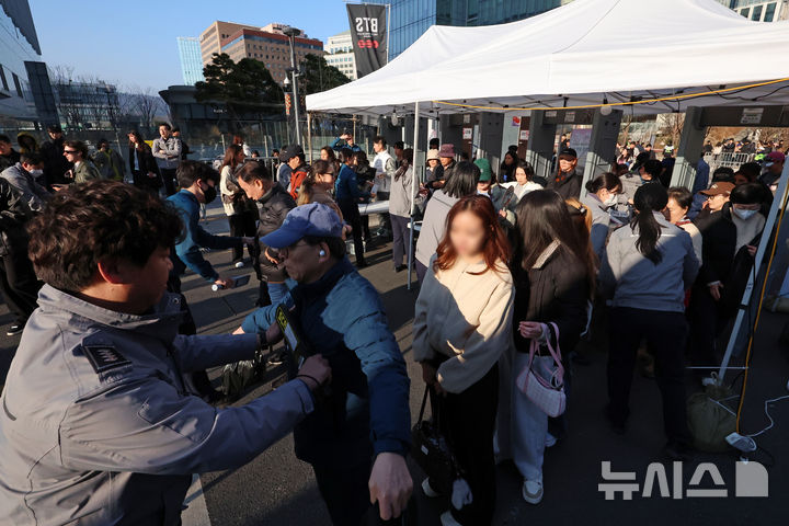 [서울=뉴시스] 조성우 기자 = 방탄소년단(BTS) 컴백 공연 당일인 21일 서울 종로구 광화문광장에서 팬들이 검색대를 통과하고 있다. 2026.03.21. xconfind@newsis.com