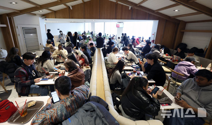 [서울=뉴시스] 조성우 기자 = 방탄소년단(BTS) 컴백 공연 당일인 21일 서울 종로구 광화문광장 인근 카페가 고객들로 북적이고 있다. 2026.03.21. xconfind@newsis.com