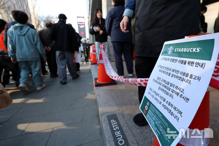 [서울=뉴시스] 조성우 기자 = 방탄소년단(BTS) 컴백 공연 당일인 21일 서울 종로구 광화문광장 인근 카페 입구에 바리케이드가 설치되어 있다. 2026.03.21. xconfind@newsis.com