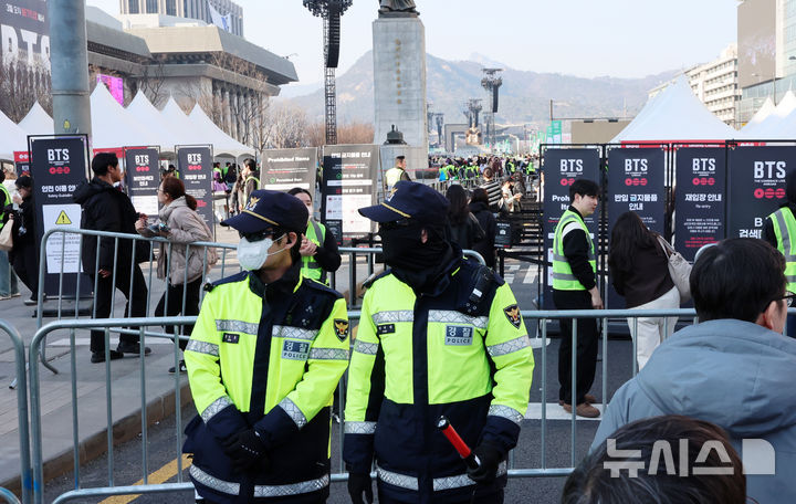 [서울=뉴시스] 조성우 기자 = 방탄소년단(BTS) 컴백 공연 당일인 21일 서울 종로구 광화문광장에서 경찰이 안전 관리를 하고 있다. 2026.03.21. xconfind@newsis.com