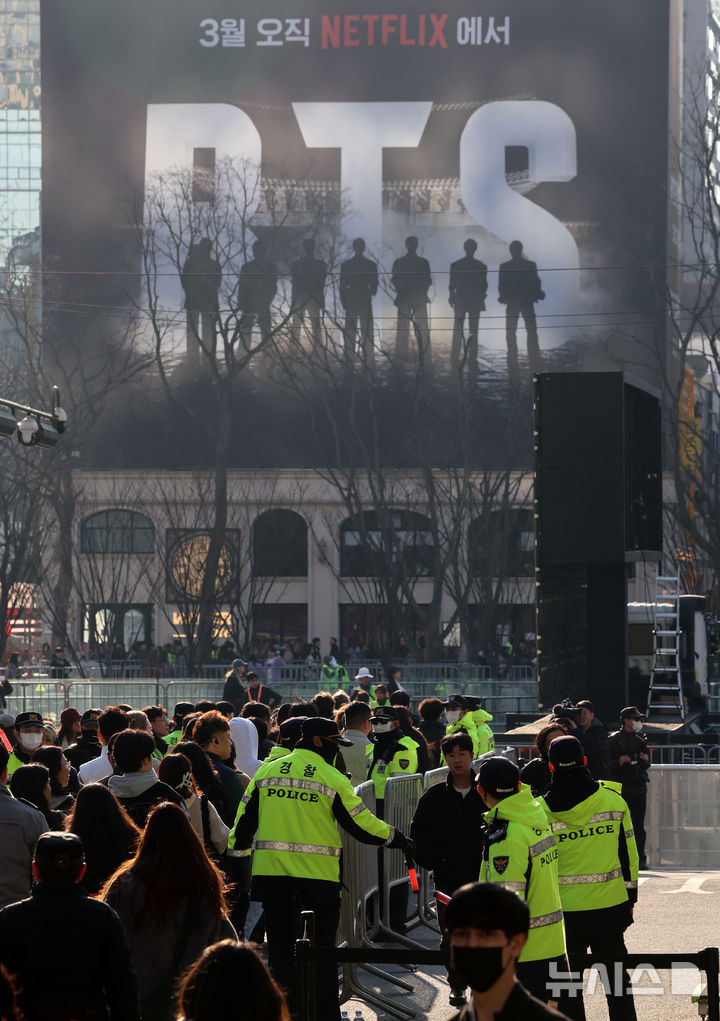 [서울=뉴시스] 조성우 기자 = 방탄소년단(BTS) 컴백 공연 당일인 21일 서울 종로구 광화문광장에서 경찰이 안전 관리를 하고 있다. 2026.03.21. xconfind@newsis.com
