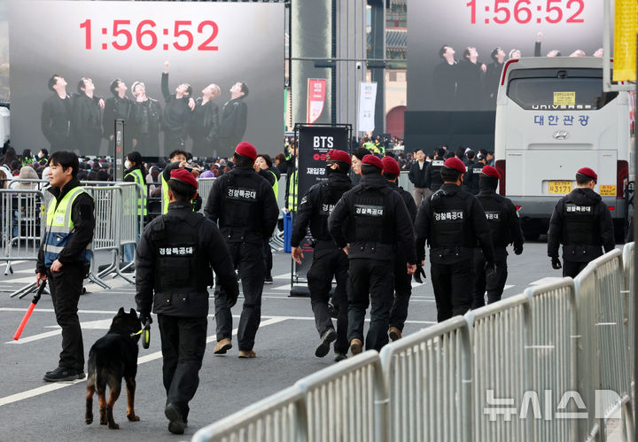 [서울=뉴시스] 조성우 기자 = 방탄소년단(BTS) 컴백 공연 당일인 21일 서울 종로구 광화문광장에서 경찰특공대가 경계근무를 서고 있다. 2026.03.21. xconfind@newsis.com