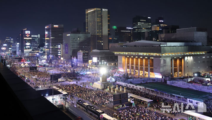 [서울=뉴시스] 사진공동취재단 = 방탄소년단(BTS)이 21일 오후 서울 광화문 광장에서 정규 5집 '아리랑(ARIRANG)' 앨범 발매를 기념해 컴백 무대를 앞둔 가운데 팬들이 공연을 기다리고 있다. 방탄소년단은 오후 8시부터 약 1시간에 걸쳐 신곡과 히트곡 무대를 선사한다. 2026.03.21. photo@newsis.com