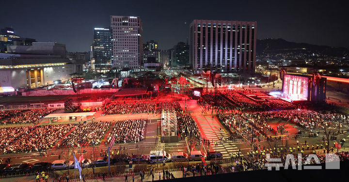 [서울=뉴시스] 사진공동취재단 = 방탄소년단(BTS)이 21일 서울 종로구 광화문광장에서 컴백을 기념해 'BTS 컴백 라이브 : 아리랑' 공연을 선보이고 있다. 2026.03.21. photo@newsis.com