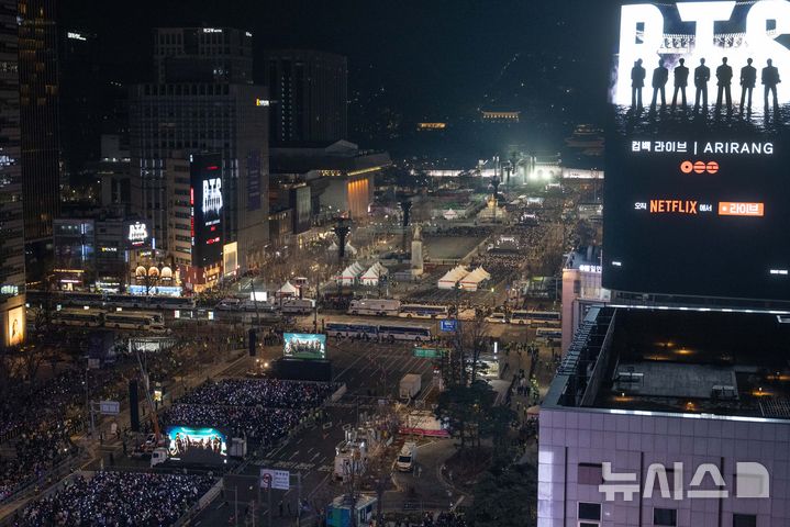 [서울=뉴시스] 사진공동취재단 = 3년 9개월 만에 완전체로 복귀하는 방탄소년단(BTS)의 'BTS 컴백 라이브: ARIRANG' 공연이 21일 서울 광화문광장 일대에서 펼쳐지고 있다. 이번 공연은 세계 190개국에 생중계된다. 2026.03.21. photo@newsis.com