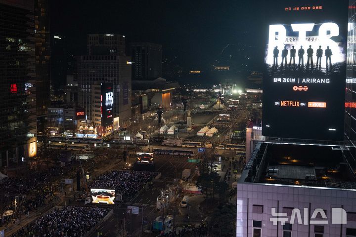 [서울=뉴시스] 사진공동취재단 = 3년 9개월 만에 완전체로 복귀하는 방탄소년단(BTS)의 'BTS 컴백 라이브: ARIRANG' 공연이 21일 서울 광화문광장 일대에서 펼쳐지고 있다. 이번 공연은 세계 190개국에 생중계된다. 2026.03.21. photo@newsis.com