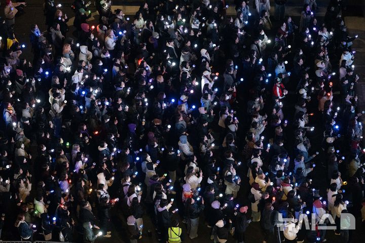 [서울=뉴시스] 사진공동취재단 = 3년 9개월 만에 완전체로 복귀하는 방탄소년단(BTS)의 'BTS 컴백 라이브: ARIRANG' 공연이 21일 서울 광화문광장 일대에서 펼쳐지는 가운데 팬덤 '아미(ARMY)'가 응원봉을 빛내고 있다. 이번 공연은 세계 190개국에 생중계된다. 2026.03.21. photo@newsis.com