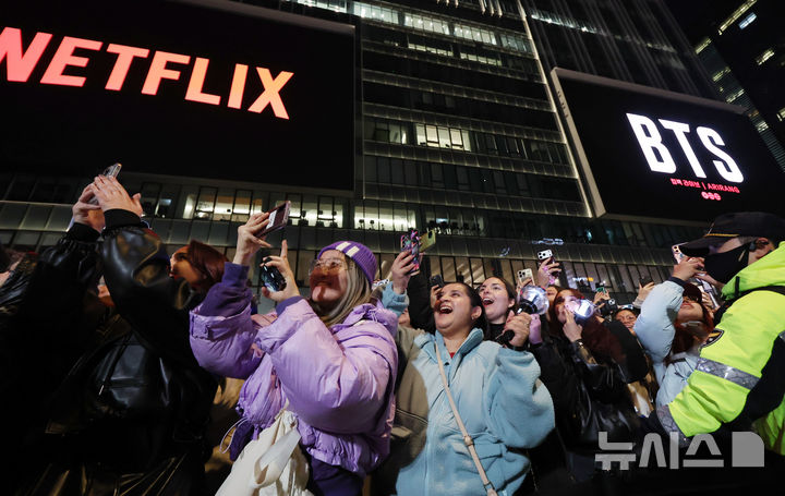 [서울=뉴시스] 조성우 기자 = 방탄소년단(BTS) 팬들이 21일 서울 종로구 광화문광장에서 열린 'BTS 컴백 라이브: 아리랑(ARIRANG)' 공연을 즐기고 있다. 2026.03.21. xconfind@newsis.com