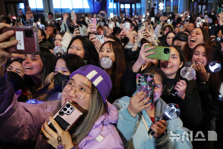 [서울=뉴시스] 조성우 기자 = 방탄소년단(BTS) 팬들이 21일 서울 종로구 광화문광장에서 열린 'BTS 컴백 라이브: 아리랑(ARIRANG)' 공연을 즐기고 있다. 2026.03.21. xconfind@newsis.com
