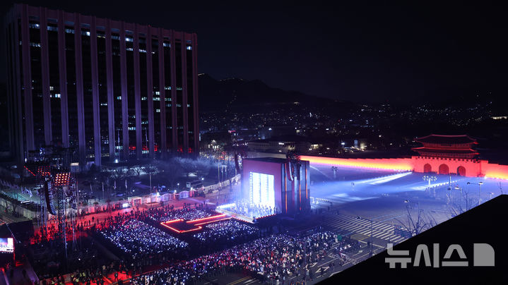 [서울=뉴시스] 사진공동취재단 = 방탄소년단(BTS)가 21일 서울 종로구 광화문광장에서 컴백을 기념해 'BTS 컴백 라이브 : 아리랑' 공연을 선보이고 있다. 2026.03.21. photo@newsis.com