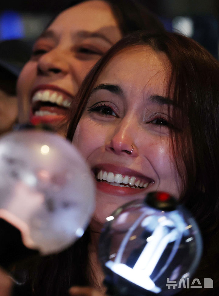 [서울=뉴시스] 조성우 기자 = 방탄소년단(BTS) 팬들이 21일 서울 종로구 광화문광장에서 열린 'BTS 컴백 라이브: 아리랑(ARIRANG)' 공연을 즐기고 있다. 2026.03.21. xconfind@newsis.com