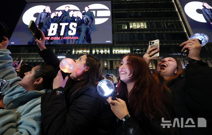[서울=뉴시스] 조성우 기자 = 방탄소년단(BTS) 팬들이 21일 서울 종로구 광화문광장에서 열린 'BTS 컴백 라이브: 아리랑(ARIRANG)' 공연을 즐기고 있다. 2026.03.21. xconfind@newsis.com
