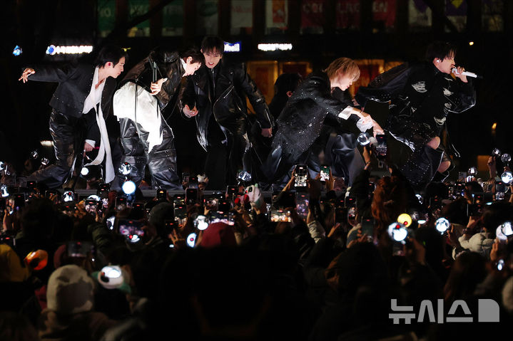 [서울=뉴시스] 김선웅 기자 = 방탄소년단(BTS)이 21일 서울 종로구 광화문광장에서 컴백을 기념해 'BTS 컴백 라이브 : 아리랑' 공연을 선보이고 있다. (공동취재) 2026.03.21. photo@newsis.com