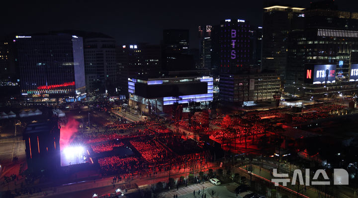 [서울=뉴시스] 김선웅 기자 = 방탄소년단(BTS)이 21일 서울 종로구 광화문광장에서 컴백을 기념해 'BTS 컴백 라이브 : 아리랑' 공연을 선보이고 있다. (공동취재) 2026.03.21. photo@newsis.com