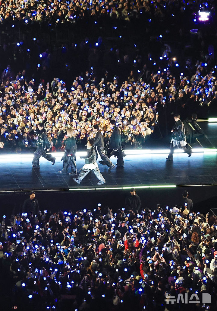 [서울=뉴시스] 김선웅 기자 = 방탄소년단(BTS)이 21일 서울 종로구 광화문광장에서 컴백을 기념해 'BTS 컴백 라이브 : 아리랑' 공연을 선보이고 있다. (공동취재) 2026.03.21. photo@newsis.com