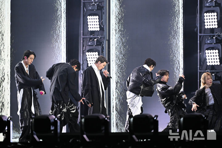 [서울=뉴시스] 김선웅 기자 = 방탄소년단(BTS)이 21일 서울 종로구 광화문광장에서 컴백을 기념해 'BTS 컴백 라이브 : 아리랑' 공연을 선보이고 있다. (공동취재) 2026.03.21. photo@newsis.com