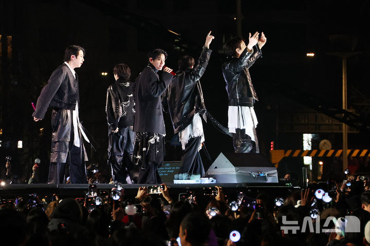 [서울=뉴시스] 김선웅 기자 = 방탄소년단(BTS)이 21일 서울 종로구 광화문광장에서 컴백을 기념해 'BTS 컴백 라이브 : 아리랑' 공연을 선보이고 있다. (공동취재) 2026.03.21. photo@newsis.com