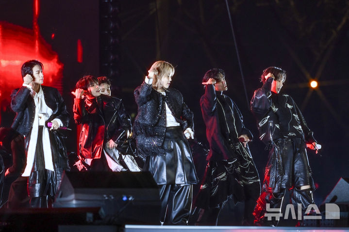 [서울=뉴시스] 김선웅 기자 = 방탄소년단(BTS)이 21일 서울 종로구 광화문광장에서 컴백을 기념해 'BTS 컴백 라이브 : 아리랑' 공연을 선보이고 있다. (공동취재) 2026.03.21. photo@newsis.com