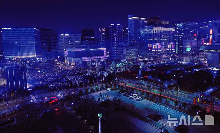 [서울=뉴시스] 김선웅 기자 = 방탄소년단(BTS)이 21일 서울 종로구 광화문광장에서 컴백을 기념해 'BTS 컴백 라이브 : 아리랑' 공연을 선보이고 있다. (공동취재) 2026.03.21. photo@newsis.com