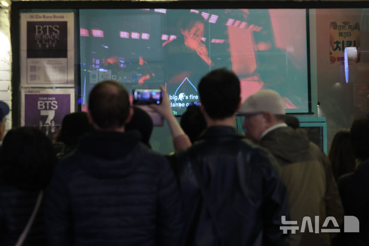 [서울=뉴시스] 권창회 기자 = 21일 서울 중구 한 매장에서 시민들이 'BTS 컴백 라이브: 아리랑(ARIRANG)' 공연을 보고 있다. 2026.03.21. kch0523@newsis.com