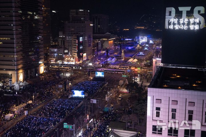 [서울=뉴시스] 사진공동취재단 = 방탄소년단(BTS)이 21일 서울 종로구 광화문광장에서 컴백을 기념해 'BTS 컴백 라이브 : 아리랑' 공연을 선보이고 있다. 2026.03.21. photo@newsis.com