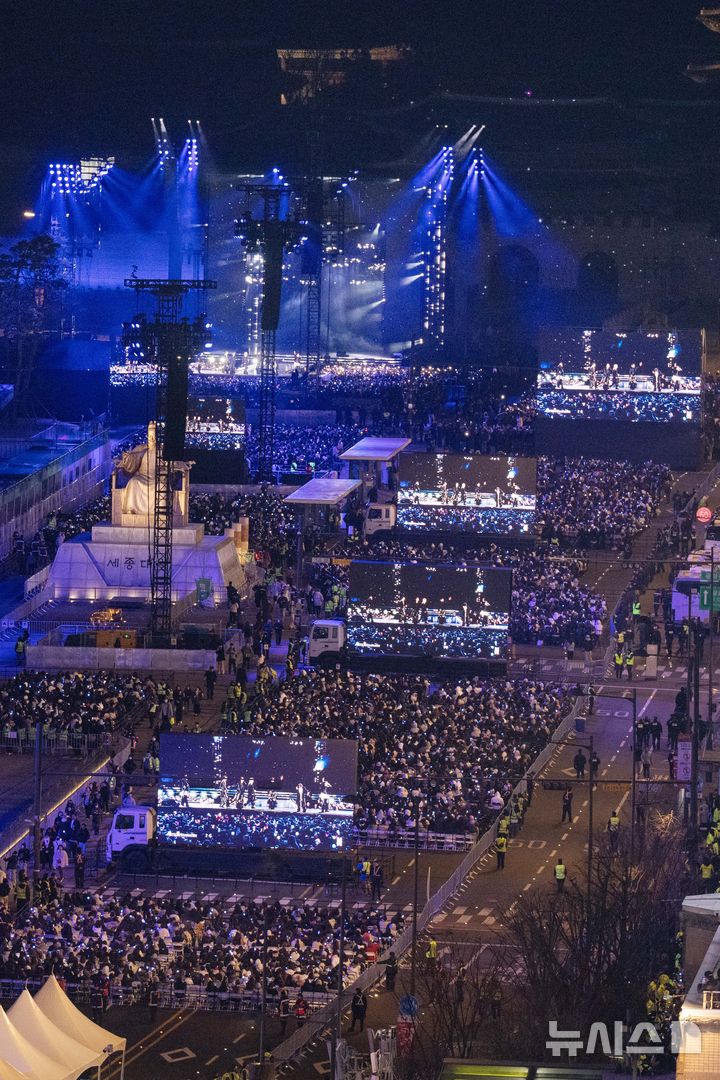[서울=뉴시스] 사진공동취재단 = 방탄소년단(BTS)이 21일 서울 종로구 광화문광장에서 컴백을 기념해 'BTS 컴백 라이브 : 아리랑' 공연을 선보이고 있다. 2026.03.21. photo@newsis.com