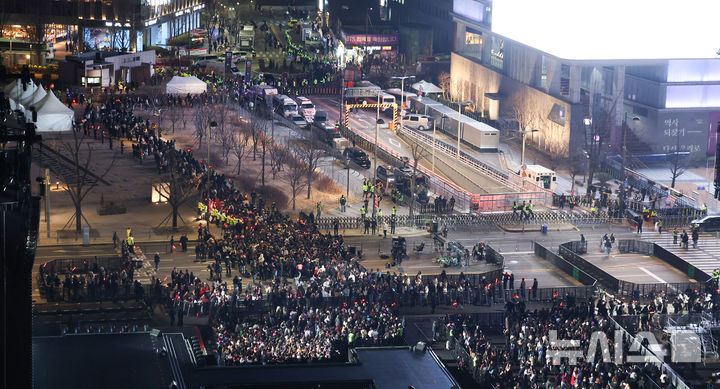 [서울=뉴시스] 김선웅 기자 = 방탄소년단(BTS) 팬들이 21일 서울 종로구 광화문광장에서 열린 'BTS 컴백 라이브 : 아리랑' 공연 관람을 마친 뒤 질서정연하게 귀가하고 있다. 2026.03.21. mangusta@newsis.com