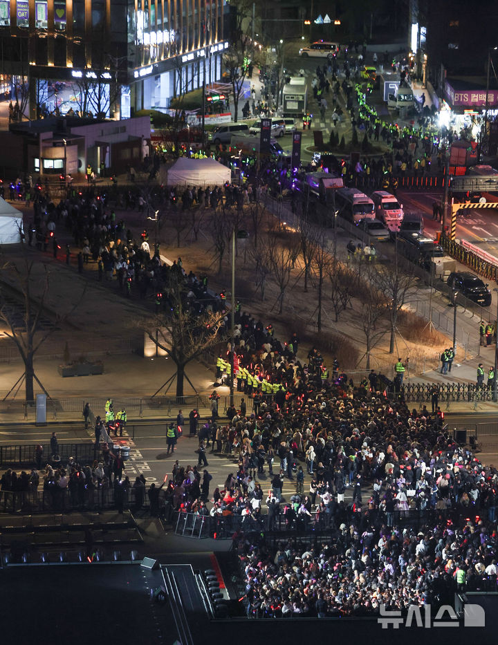 [서울=뉴시스] 김선웅 기자 = 방탄소년단(BTS) 팬들이 21일 서울 종로구 광화문광장에서 열린 'BTS 컴백 라이브 : 아리랑' 공연 관람을 마친 뒤 질서정연하게 귀가하고 있다. 2026.03.21. mangusta@newsis.com