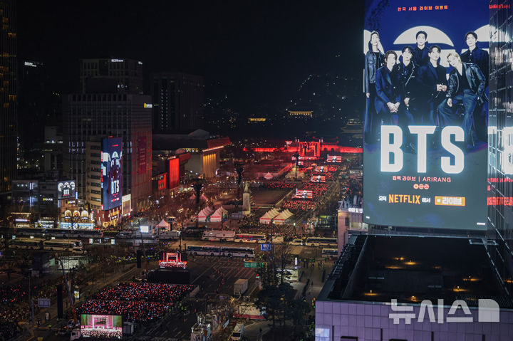 [서울=뉴시스] 사진공동취재단 = 방탄소년단(BTS)이 21일 서울 종로구 광화문광장에서 컴백을 기념해 'BTS 컴백 라이브 : 아리랑' 공연을 선보이고 있다. 2026.03.21. photo@newsis.com