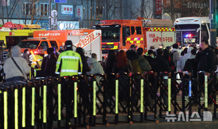 [서울=뉴시스] 권창회 기자 = 방탄소년단(BTS) 팬들이 21일 서울 종로구 광화문광장에서 열린 'BTS 컴백 라이브: 아리랑(ARIRANG)' 공연을 마친 뒤 귀가하고 있다. 2026.03.21. kch0523@newsis.com