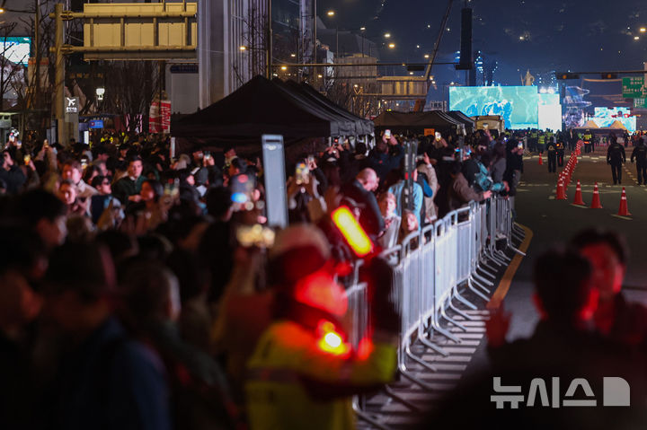 [서울=뉴시스] 권창회 기자 = 방탄소년단(BTS) 팬들이 21일 서울 종로구 광화문광장에서 열린 'BTS 컴백 라이브: 아리랑(ARIRANG)' 공연을 즐기고 있다. 2026.03.21. kch0523@newsis.com