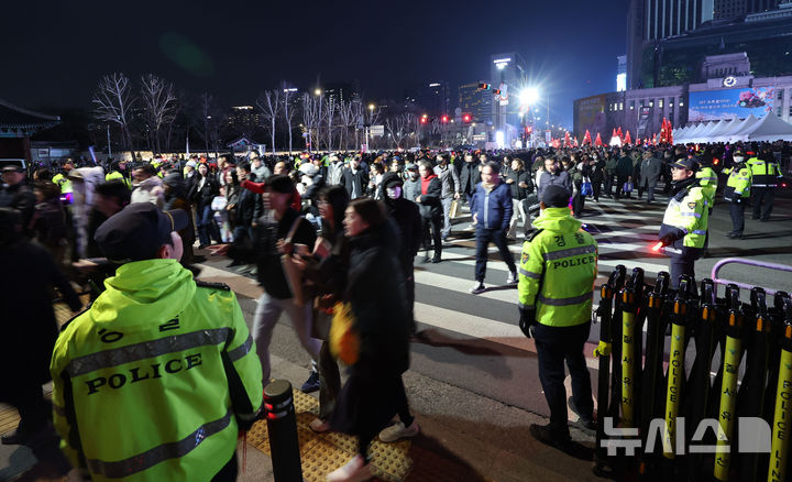 [서울=뉴시스] 권창회 기자 = 방탄소년단(BTS) 팬들이 21일 서울 종로구 광화문광장에서 열린 'BTS 컴백 라이브: 아리랑(ARIRANG)' 공연을 마친 뒤 귀가하고 있다. 2026.03.21. kch0523@newsis.com