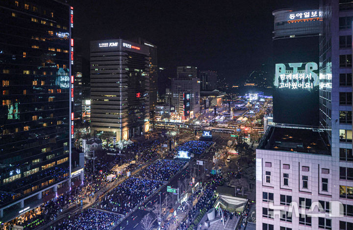 [서울=뉴시스] 사진공동취재단 = 방탄소년단(BTS)이 21일 서울 종로구 광화문광장에서 컴백을 기념해 'BTS 컴백 라이브 : 아리랑' 공연을 선보이고 있다. 2026.03.21. photo@newsis.com