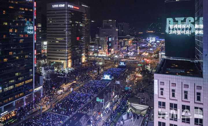 [서울=뉴시스] 사진공동취재단 = 방탄소년단(BTS)이 21일 서울 종로구 광화문광장에서 컴백을 기념해 'BTS 컴백 라이브 : 아리랑' 공연을 선보이고 있다. 2026.03.21. photo@newsis.com