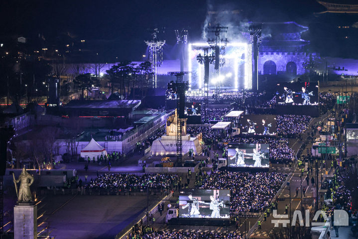 [서울=뉴시스] 사진공동취재단 = 방탄소년단(BTS)이 21일 서울 종로구 광화문광장에서 컴백을 기념해 'BTS 컴백 라이브 : 아리랑' 공연을 선보이고 있다. 2026.03.21. photo@newsis.com
