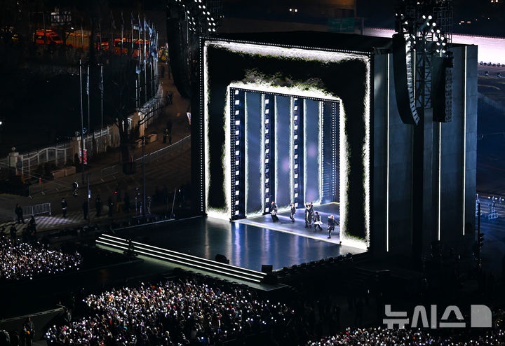 [서울=뉴시스] 사진공동취재단 = 방탄소년단(BTS)이 21일 서울 종로구 광화문광장에서 컴백을 기념해 'BTS 컴백 라이브 : 아리랑' 공연을 선보이고 있다. 2026.03.21. photo@newsis.com