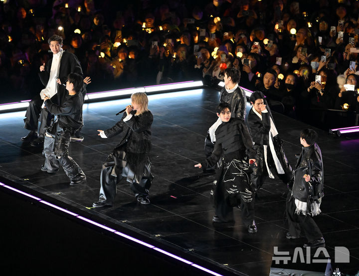 [서울=뉴시스] 사진공동취재단 = 방탄소년단(BTS)이 21일 서울 종로구 광화문광장에서 컴백을 기념해 'BTS 컴백 라이브 : 아리랑' 공연을 선보이고 있다. 2026.03.21. photo@newsis.com