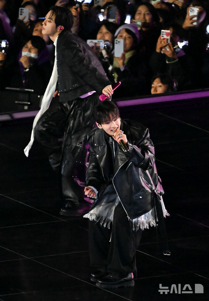 [서울=뉴시스] 사진공동취재단 = 방탄소년단(BTS)이 21일 서울 종로구 광화문광장에서 컴백을 기념해 'BTS 컴백 라이브 : 아리랑' 공연을 선보이고 있다. 2026.03.21. photo@newsis.com