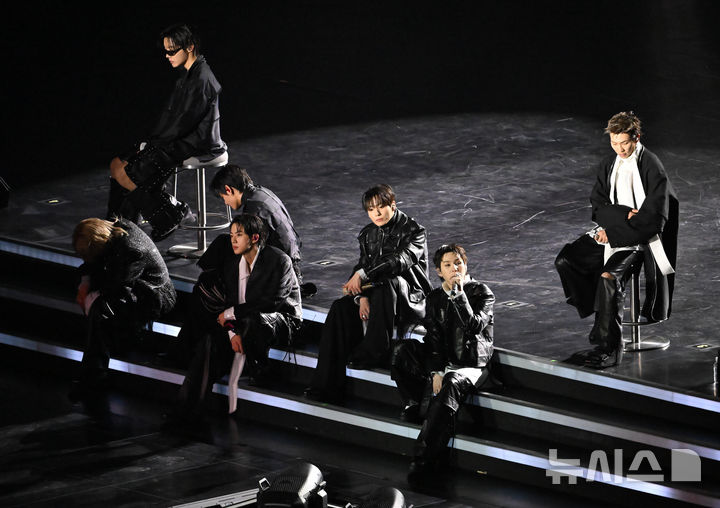 [서울=뉴시스] 사진공동취재단 = 방탄소년단(BTS)이 21일 서울 종로구 광화문광장에서 컴백을 기념해 'BTS 컴백 라이브 : 아리랑' 공연을 선보이고 있다. 2026.03.21. photo@newsis.com