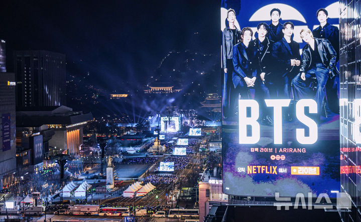 [서울=뉴시스] 사진공동취재단 = 방탄소년단(BTS)이 21일 서울 종로구 광화문광장에서 컴백을 기념해 'BTS 컴백 라이브 : 아리랑' 공연을 선보이고 있다. 2026.03.21. photo@newsis.com