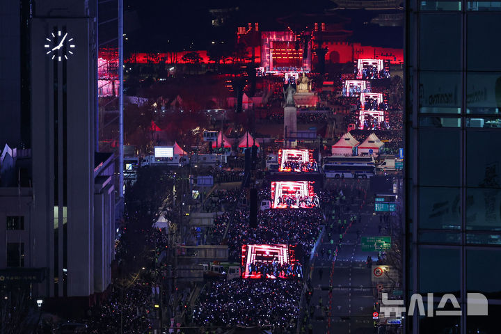 [서울=뉴시스] 권창회 기자 = 방탄소년단(BTS)이 21일 서울 종로구 광화문광장에서 'BTS 컴백 라이브: 아리랑(ARIRANG)' 공연을 하고 있다. 2026.03.21. kch0523@newsis.com