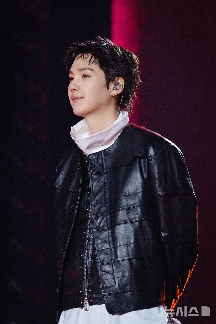 [서울=뉴시스] 방탄소년단(BTS) 슈가가 21일 서울 종로구 광화문광장에서 완전체 컴백을 기념해 'BTS 컴백 라이브 : 아리랑' 공연을 선보이고 있다. (사진=빅히트 뮤직/넷플릭스 제공) 2026.03.21. photo@newsis.com *재판매 및 DB 금지