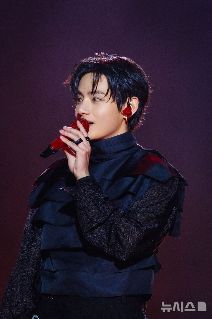 [서울=뉴시스] 방탄소년단(BTS) 뷔가 21일 서울 종로구 광화문광장에서 완전체 컴백을 기념해 'BTS 컴백 라이브 : 아리랑' 공연을 선보이고 있다. (사진=빅히트 뮤직/넷플릭스 제공) 2026.03.21. photo@newsis.com *재판매 및 DB 금지